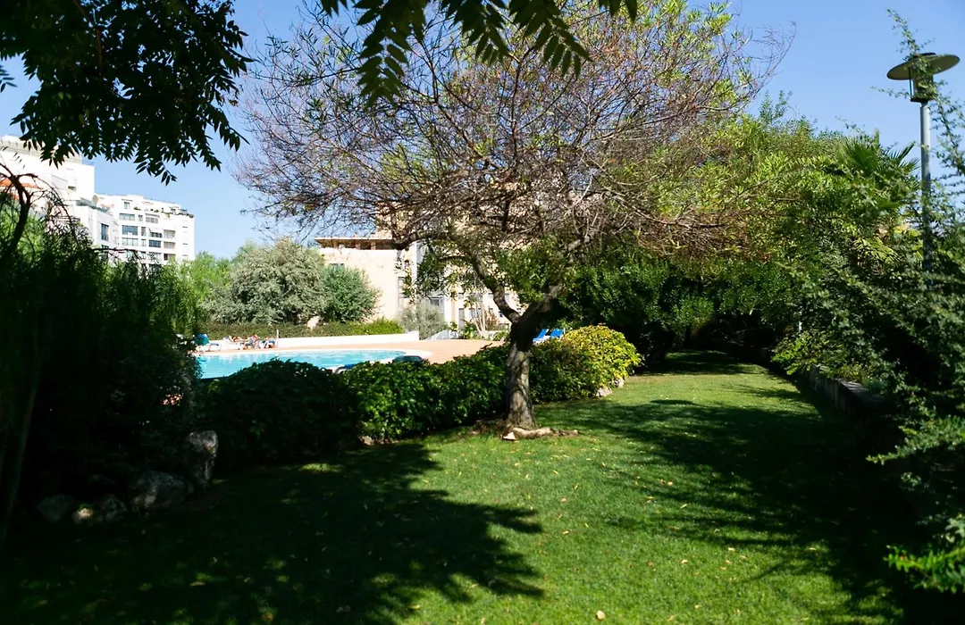 Lisbon Relax Pool Apartment - Free Parking Garage-1